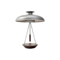 **Technologia Oświetleniowa: Lampa Wisząca z Metalowym Kloszem i Drewnianą Podstawą**